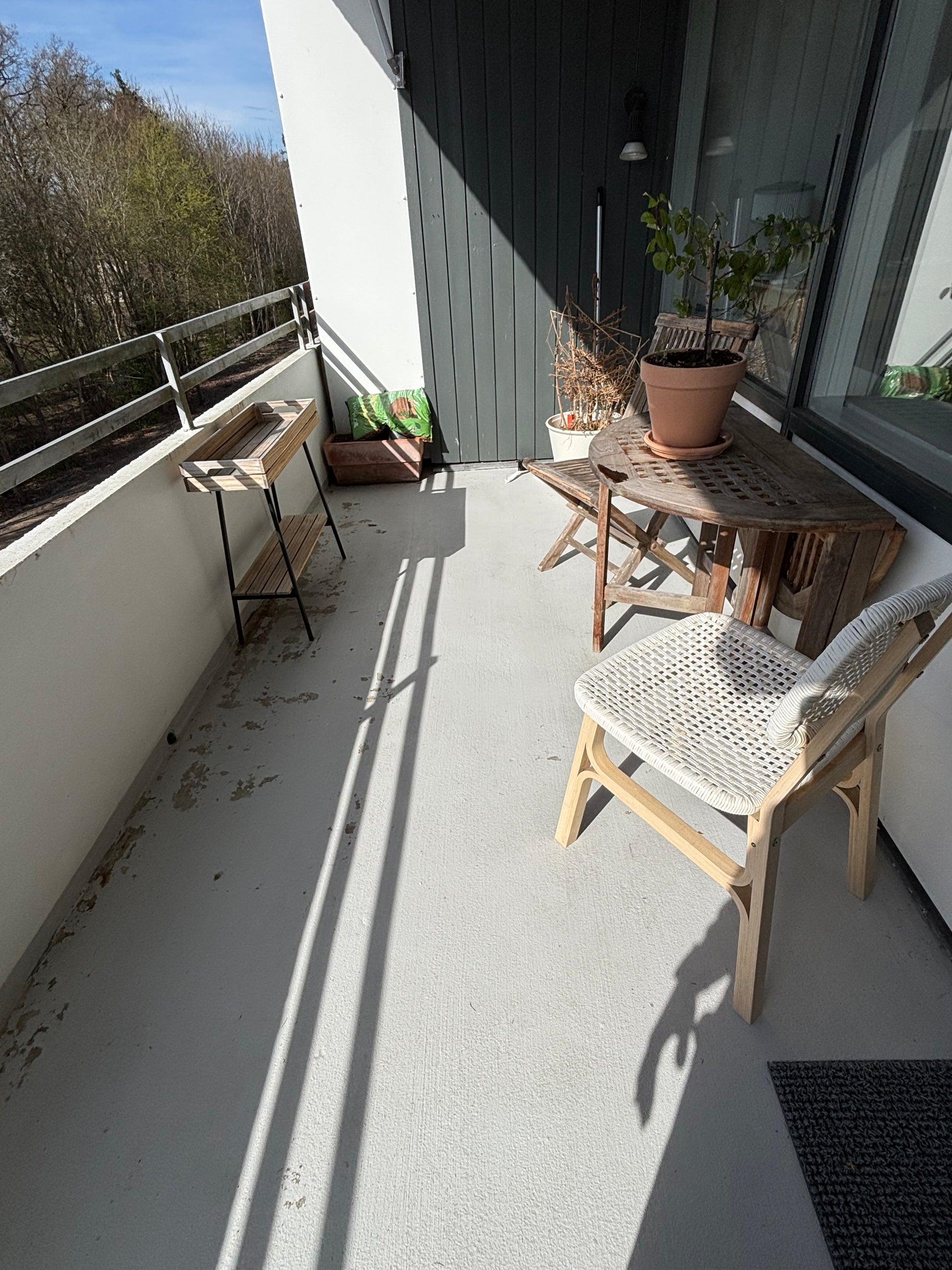 Balcony in Copenhagen with furniture, showing dirt and wear, ideal for professional cleaning service.