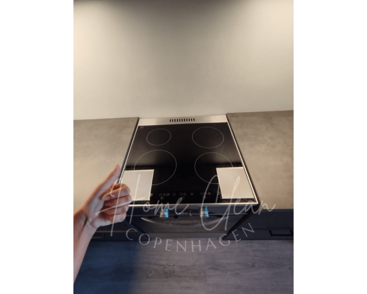 Kitchen countertop with a modern induction cooktop, showcasing Home Clean CPH's cleaning service in Copenhagen.