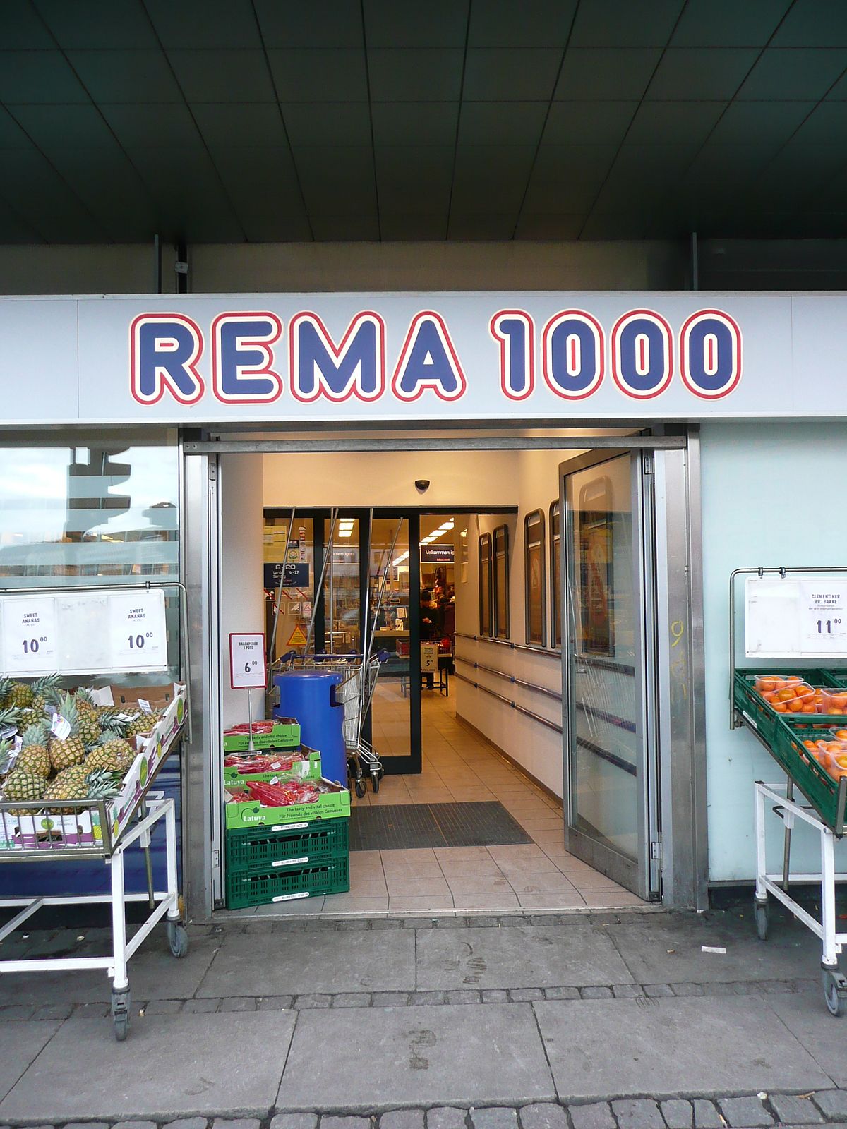 Rema 1000 Supermarket Exterior - Cleaning Services by Home Clean Cph